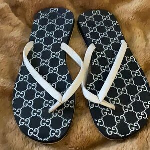 GUCCI FLIP FLOPS 9 black logo white flip flop top